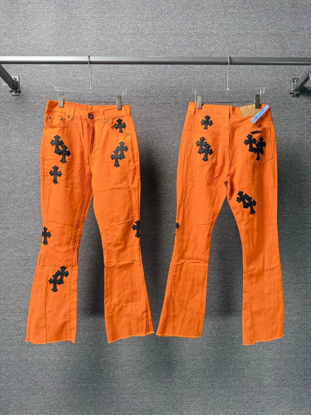 P250 💰 (Top version) ChromeHeart & Chrome Heart Same style as Yang and Su Extinct Virgil co-branded flare jeans Original hardware accessories washed and other elevators, QR code analysis are all purchased from the original factory, high degree of restoration, you are welcome to compare the products~ Three-dimensional version Loose and comfortable, not picky about the body shape Make you taller and slimmer Factory Seiko Original factory quality control Same style for men and women Can be matched with couples Versatile recommendation Necessary jeans for all seasons Hipsters have been disappointed From the quality selection of fabrics, the tailoring of details, and the matching of patterns, everything is impeccable! The upper body is so handsome when worn...it can be easily worn by men, women and children! The craftsmanship is made of heavy-duty washed pure cotton denim fabric. After washing, it is soft and thick and looks very stylish when worn. Size: 28-30-32-34 (corresponding to S-M-L-XL) Color: Orange